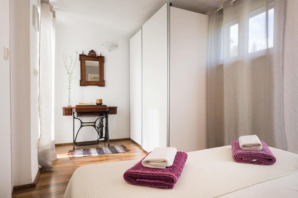 Holiday Home Zlatni San - Private Heated Pool Bol Bilik gambar